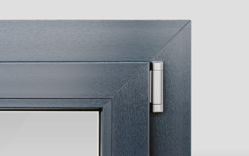Anthrazitfarbener Fensterrahmen mit Beschlag im Detail