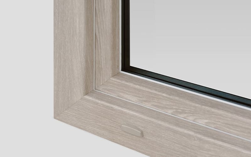 Fensterrahmen in hellem Holzdekor