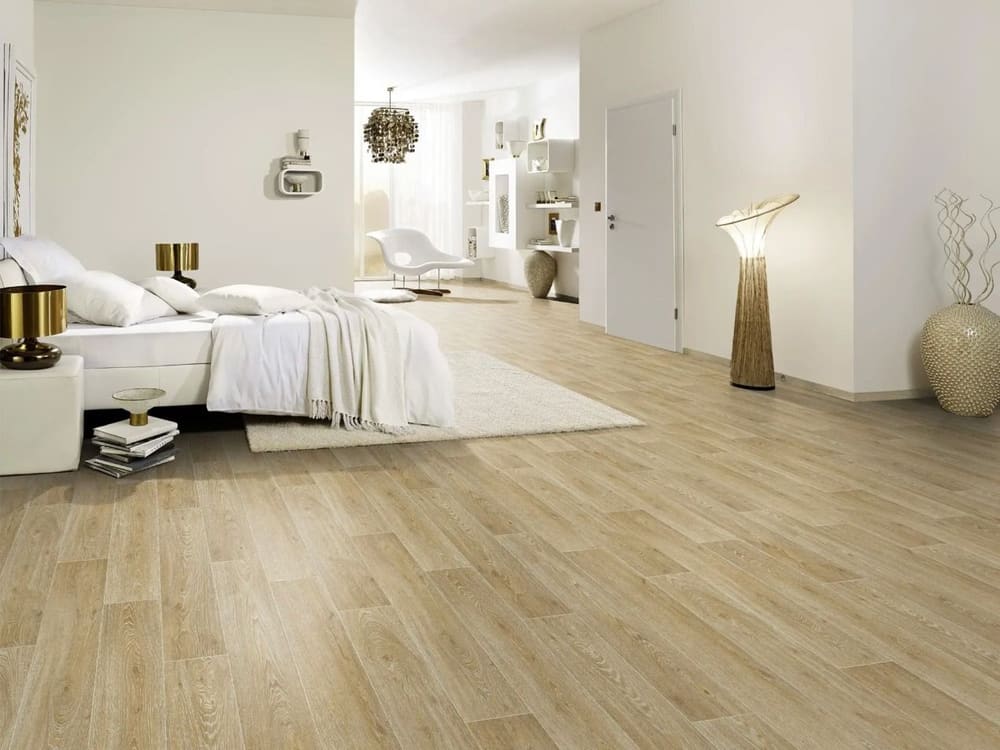 Schlafzimmer mit hellem Vinylboden in Holzoptik